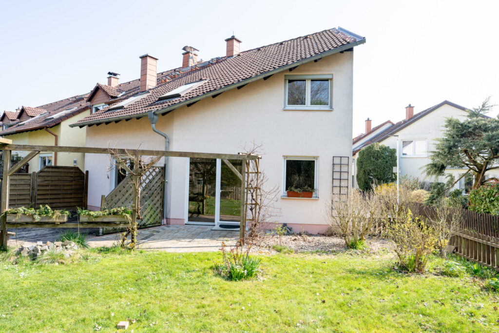 Hausansicht mit Garten