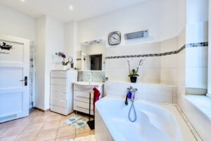 Badezimmer (1 OG)