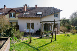 Hausansicht mit Garten