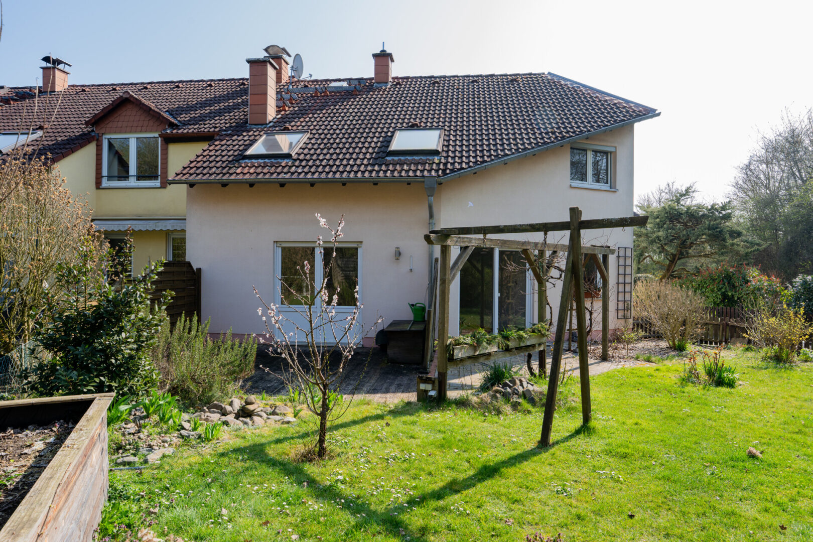 Hausansicht mit Garten